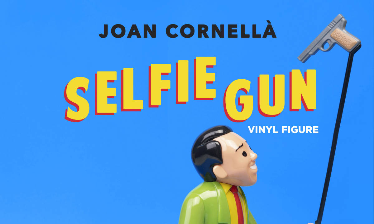 Joan Cornellà 再次携手 AllRightsReserved，「SELFIE GUN」搪胶公仔限定登场