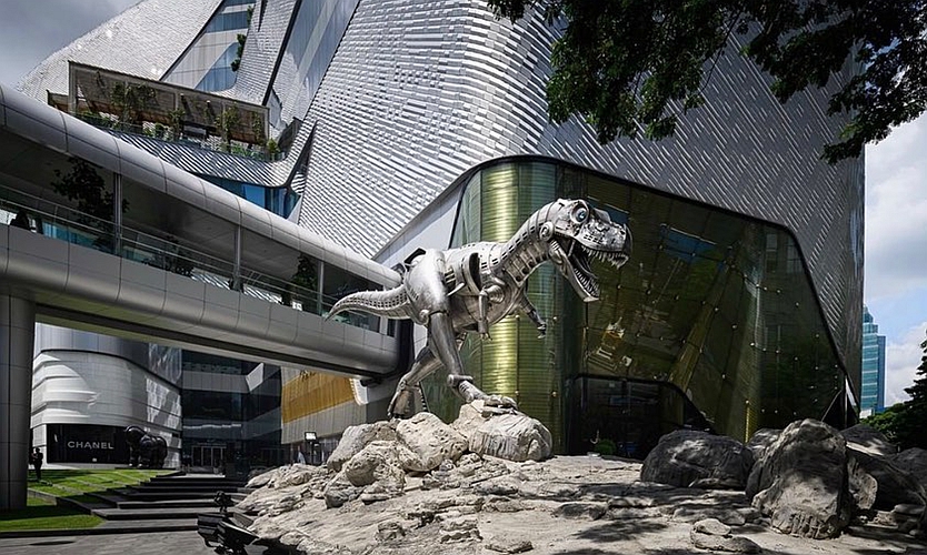 哥斯拉「入侵东京」！空山基携手 AMKK 带来巨型霸王龙雕塑