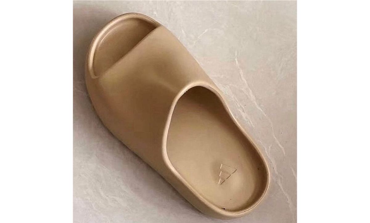 潮鞋 or 居家拖？Yeezy Slide 系列鞋款 Sample 版本疑似曝光