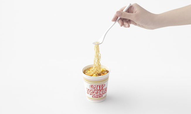 日本 nendo 工作室新品，与日清推出最适合吃泡面的餐叉