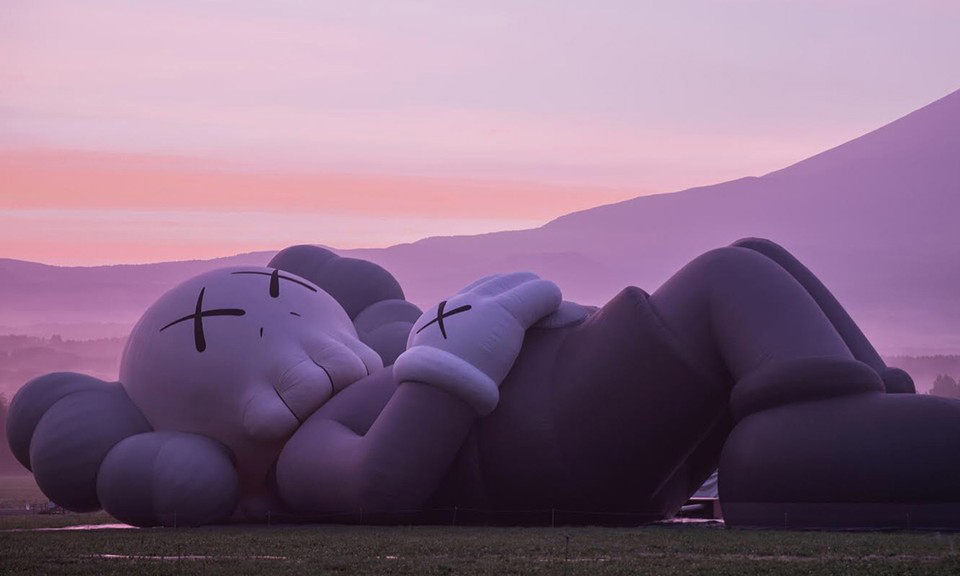“从没想过冒犯任何人”，KAWS 本人回应作品辱华争议