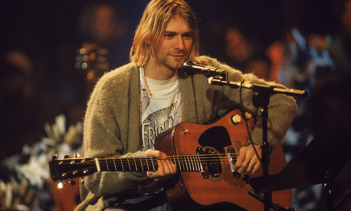 最新成交价，Kurt Cobain 亲着开衫拍出 33.4 万美元天价