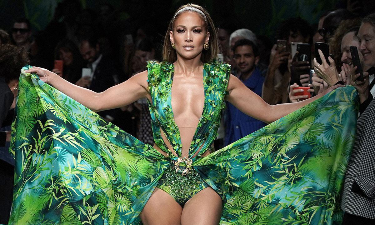 快时尚零售公司 Fashion Nova 涉嫌抄袭 Versace 遭到起诉
