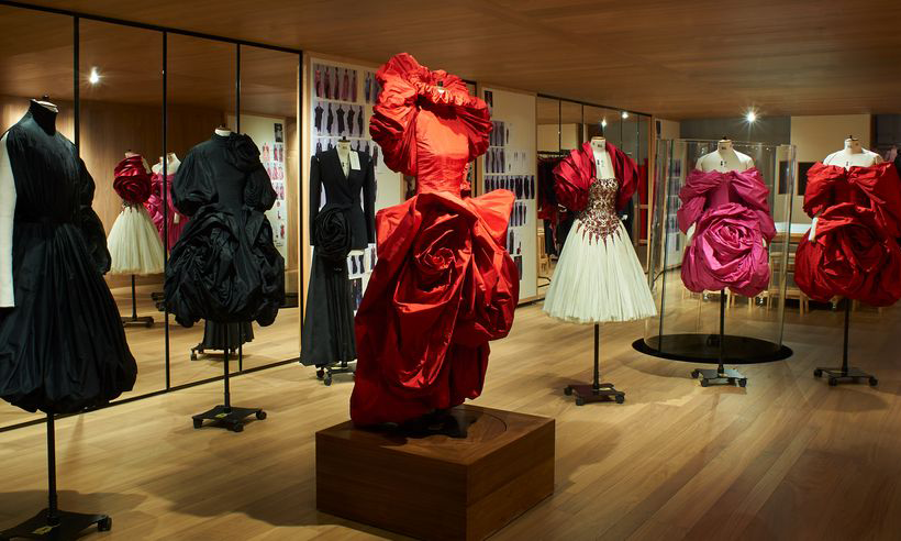 Alexander McQueen 于伦敦邦德街旗舰店举办名为 Roses 的展览