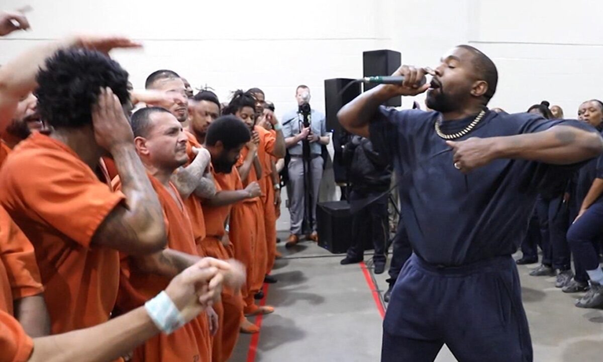 Kanye West 将 Sunday Service 带到休斯敦监狱