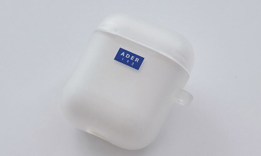 简约蓝白设计，韩国品牌 Ader Error 推出 AirPods 保护套