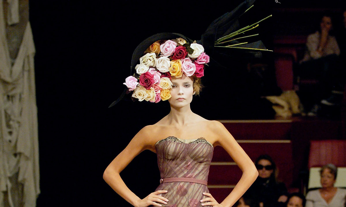 花卉之名，缘何承载起 Alexander McQueen 的美学蓝图