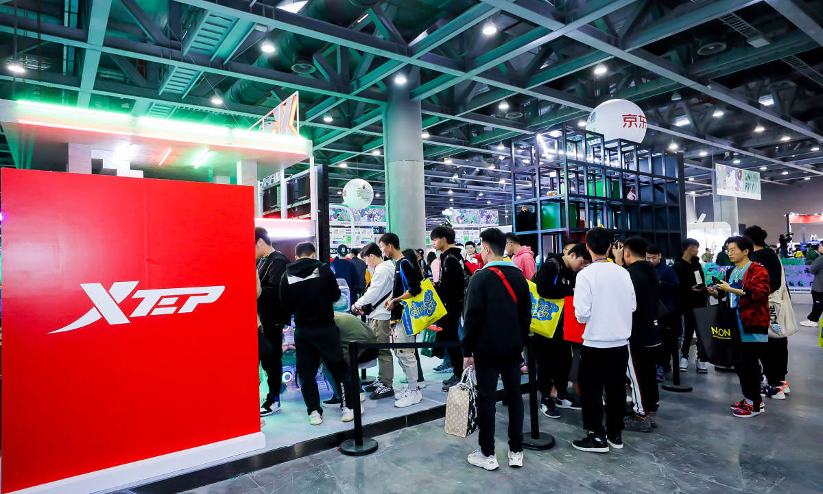 特步携游云 4 亮相广州 Sneaker Con