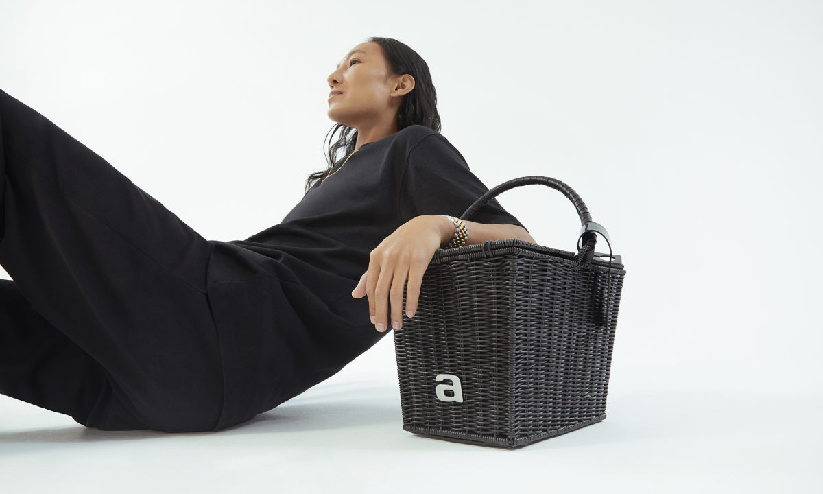 麦当劳携手 Alexander Wang，推出联名款包袋及「王的黑金」系列美食