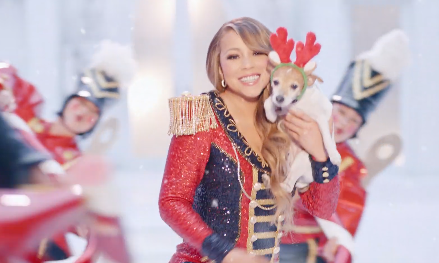 Mariah Carey 圣诞冠单《All I Want for Christmas Is You》新版 MV 首播
