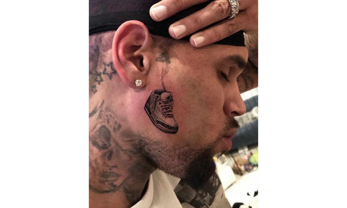 Chris Brown 把 Air Jordan III 纹在了脸上？