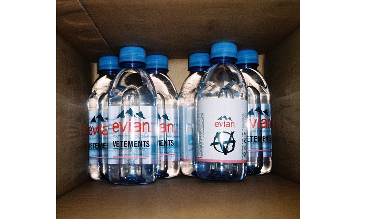 VETEMENTS x Evian 推出限量可回收矿泉水瓶包装