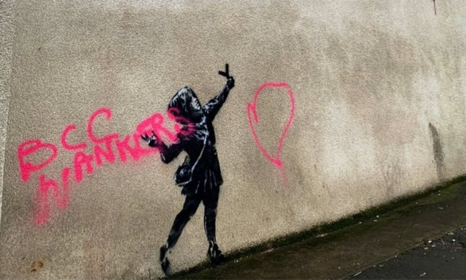 Bansky 情人节街道壁画惨遭恶意涂鸦