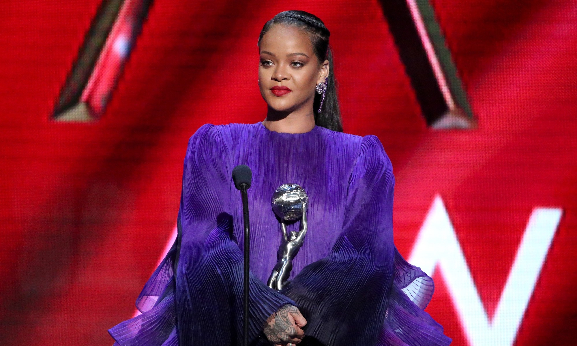 Rihanna 荣获 2020 有色人种民权促进协会总统奖