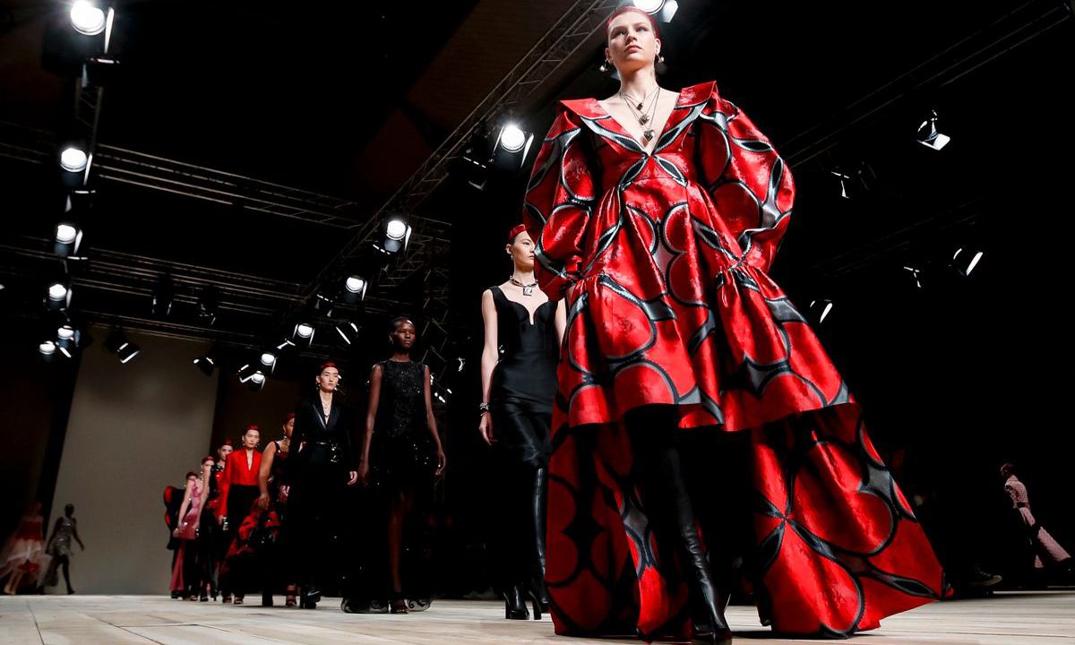 威尔士传统工艺的赞歌，Alexander McQueen 2020 秋冬巴黎秀场回顾