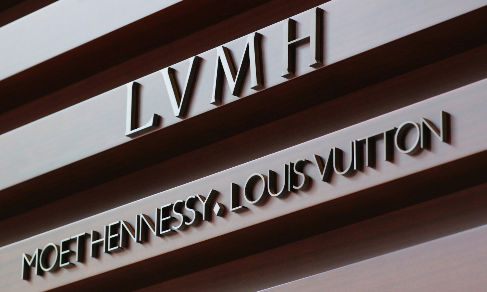LVMH 集团香水和美妆基地将大规模生产消毒洗手液