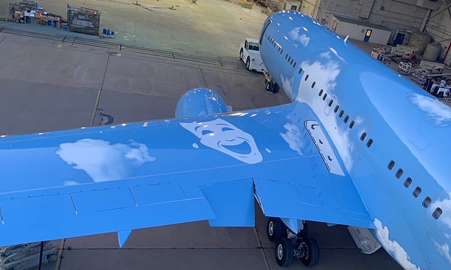 Virgil Abloh 为 Drake 私人飞机打造新涂装