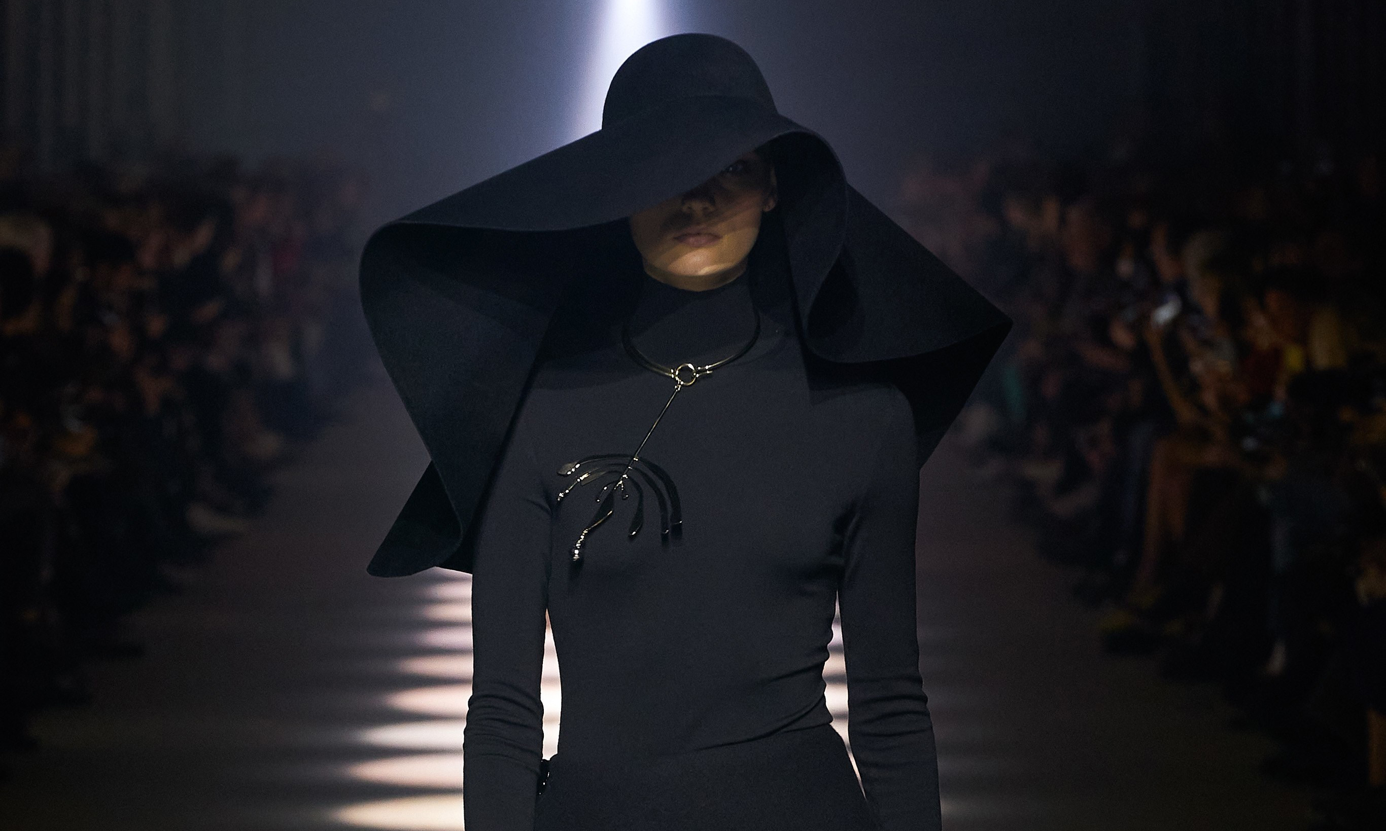 刚与柔的完美比例，Givenchy 2020 秋冬秀场回顾