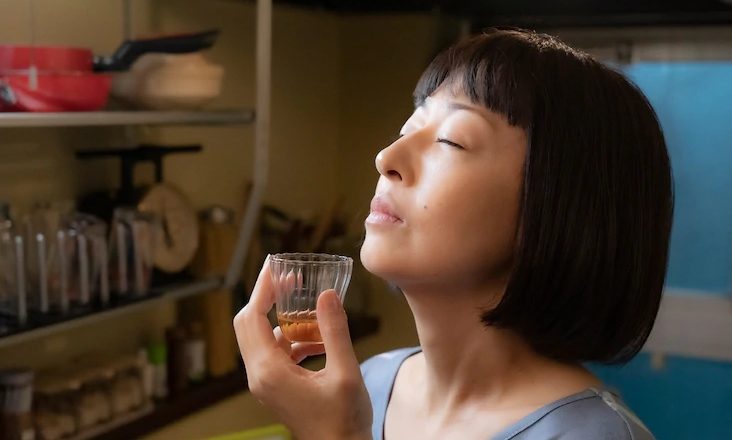 松雪泰子主演电影《用甜酒漱口》公开 90 秒预告