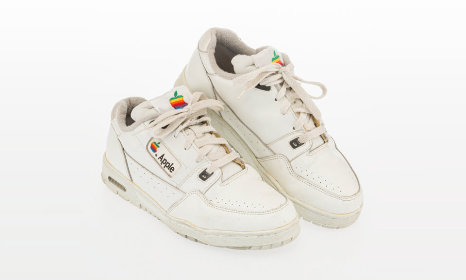 罕见 Archive，苹果「运动鞋」以近 1 万美元成交