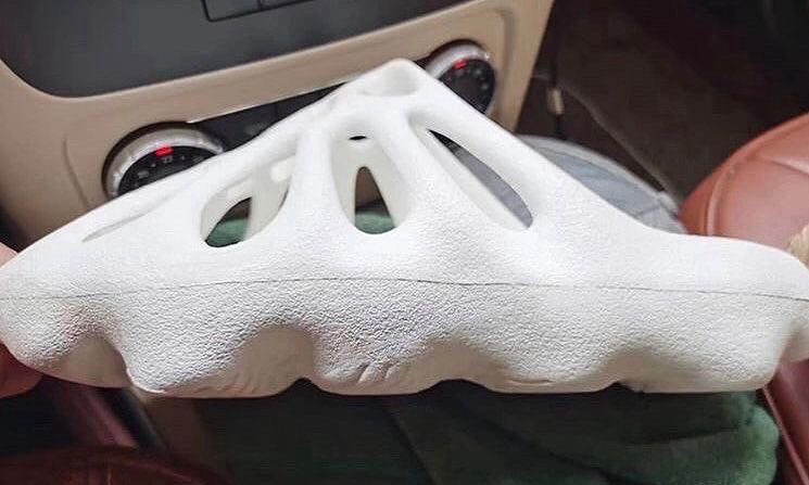 全新 Yeezy 拖鞋设计疑似曝光