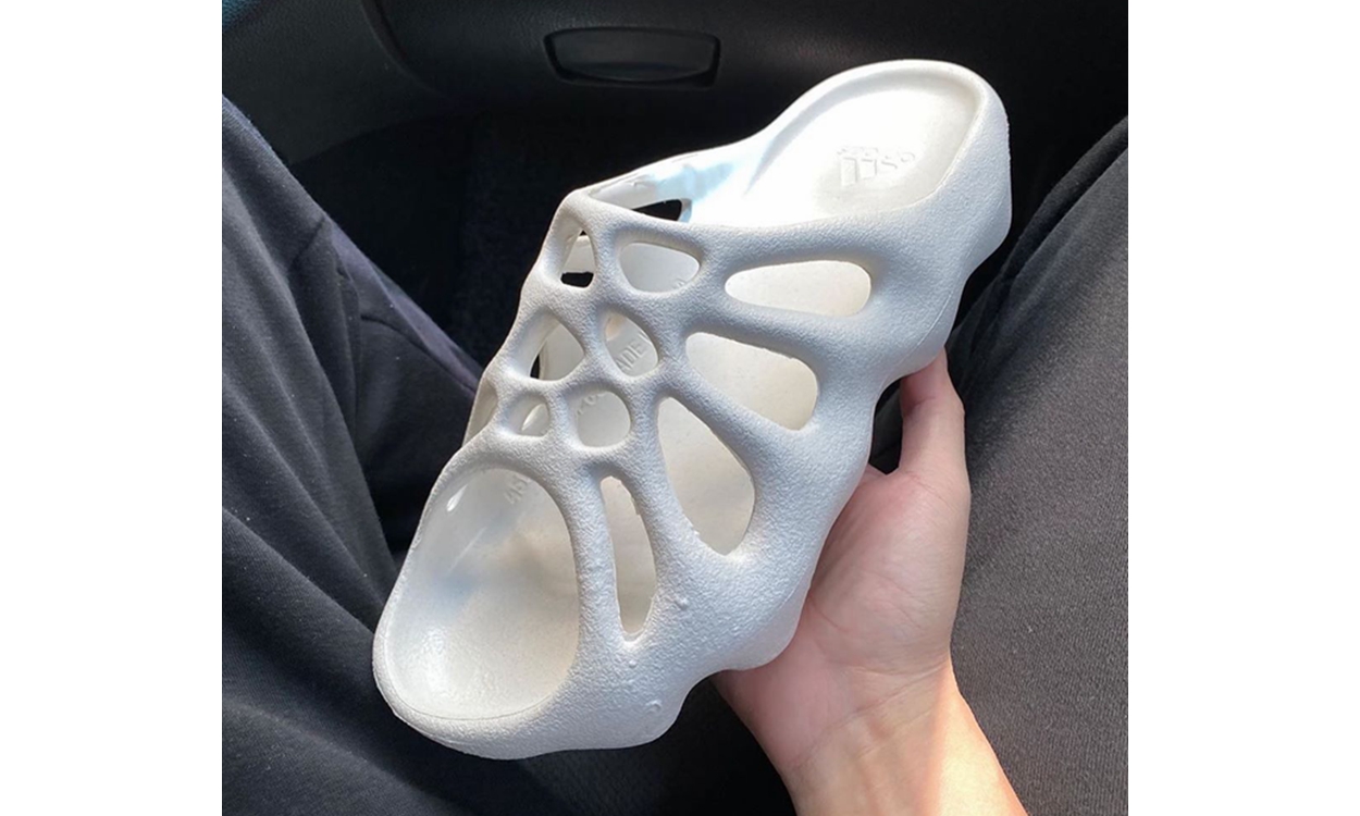 新一代「洞洞鞋」？Yeezy 450 Slide 全貌公开