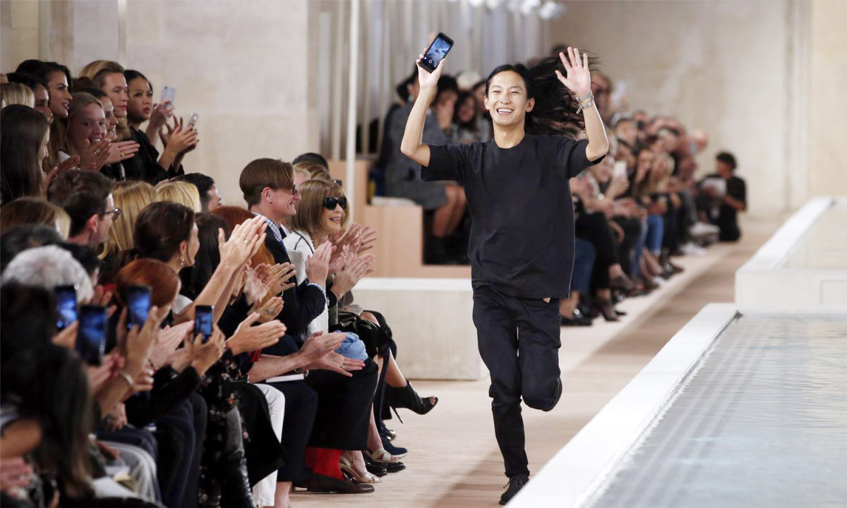 为什么 Alexander Wang 每一次都要「跑」着返场谢幕？