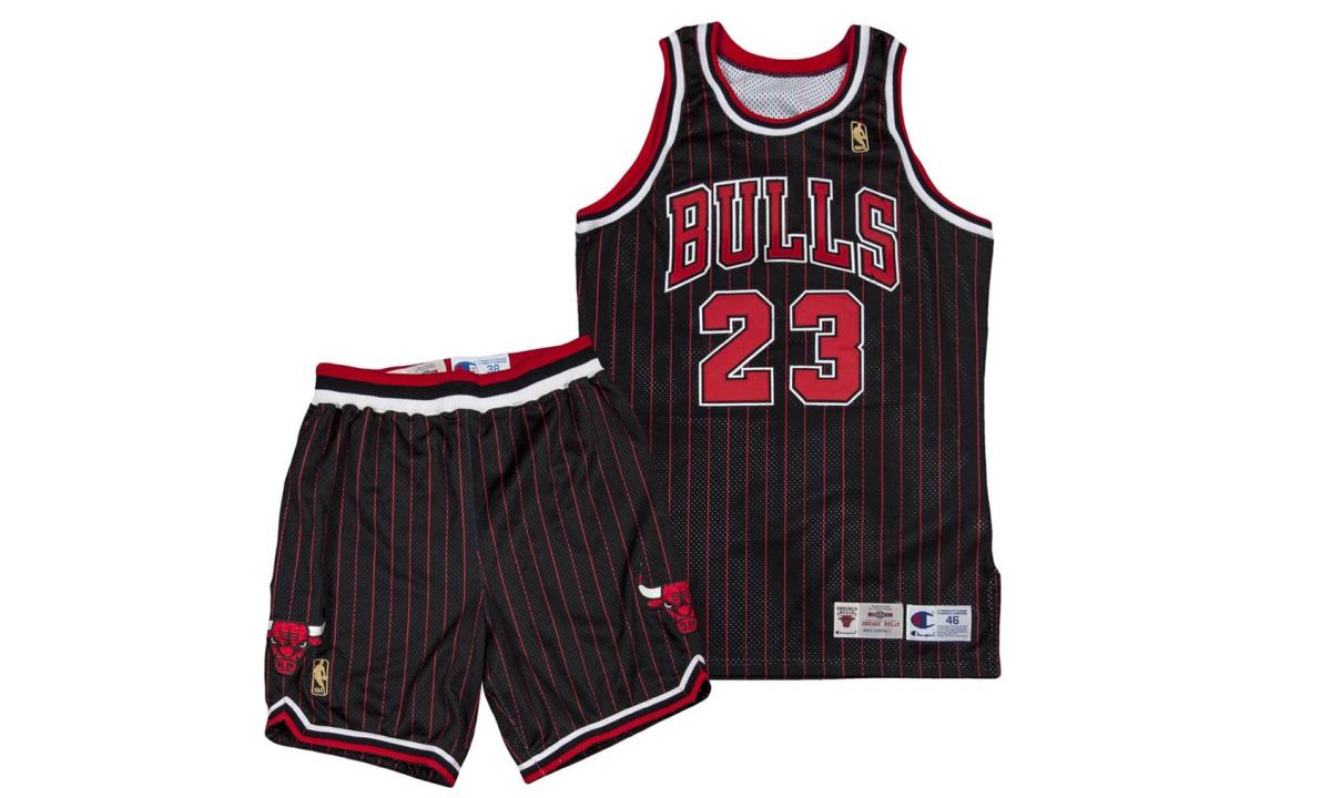 Air Jordan I 后，Michael Jordan 亲穿客场球衣开启竞拍