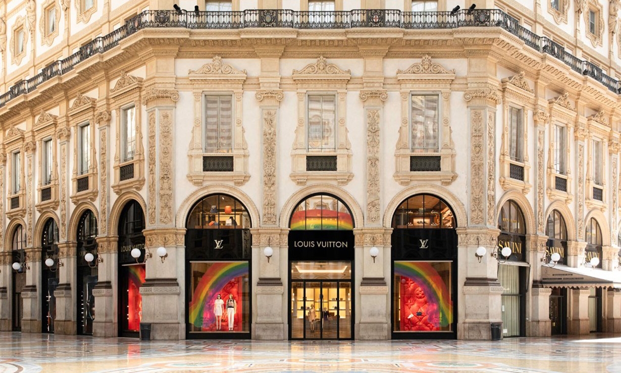 迎接新开始，Louis Vuitton 为门店橱窗绘上彩虹