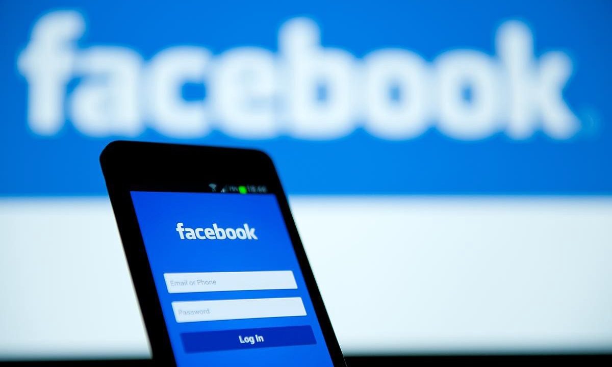 Facebook 已在全球部分用户手机 app 上测试深色模式