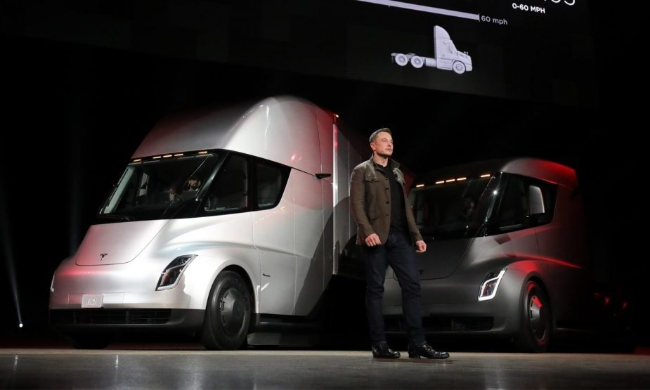 Elon Musk 表示特斯拉正在加紧推动「Semi」半挂卡车量产计划