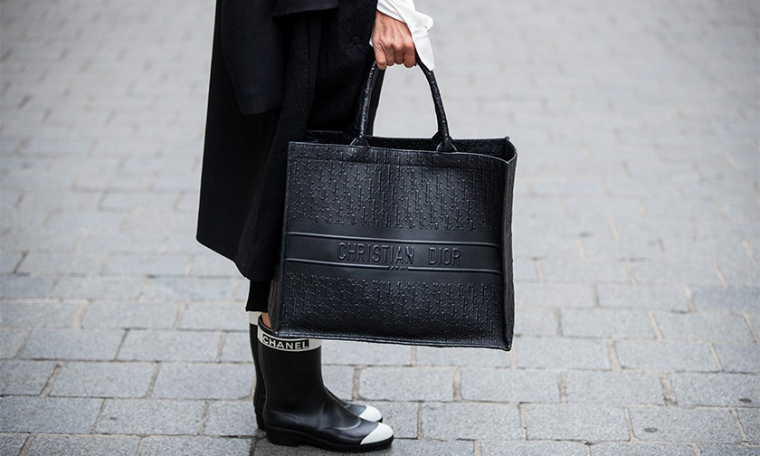Dior 全新上架黑色版本 Book Tote 包袋
