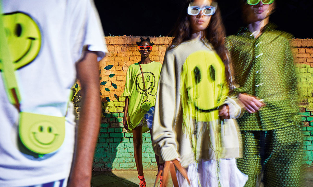 LOEWE x Smiley® 推出 2020 春夏笑脸联乘胶囊系列