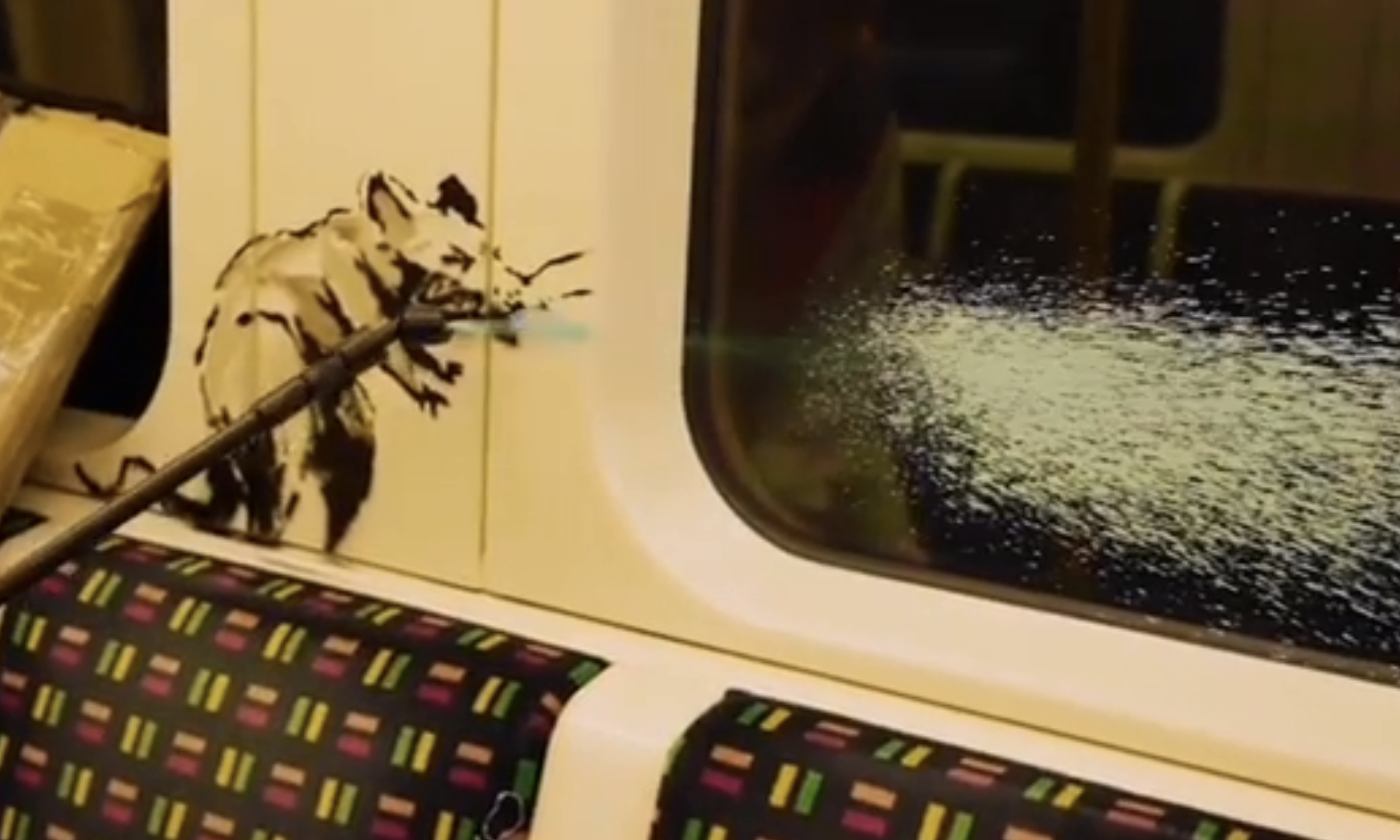 现身英国地铁，Banksy 以创作警示口罩重要性