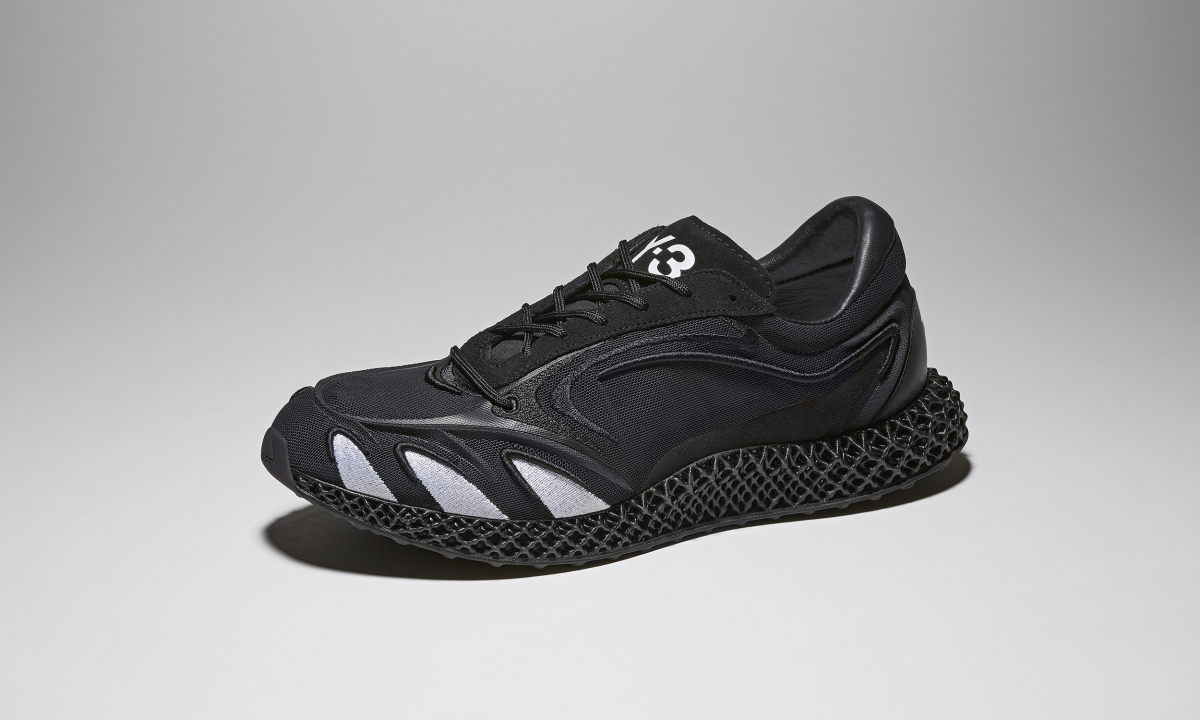全新暗黑版 RUNNER 4D 于本周在 Y-3 指定门店发售