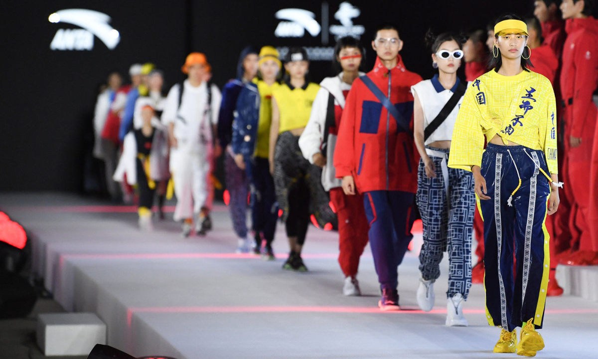 北京冬奥组委携手安踏发布北京 2022 年冬奥会特许商品国旗款运动服装