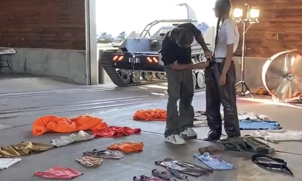 Kanye West 分享 YEEZY GAP 系列试装视频