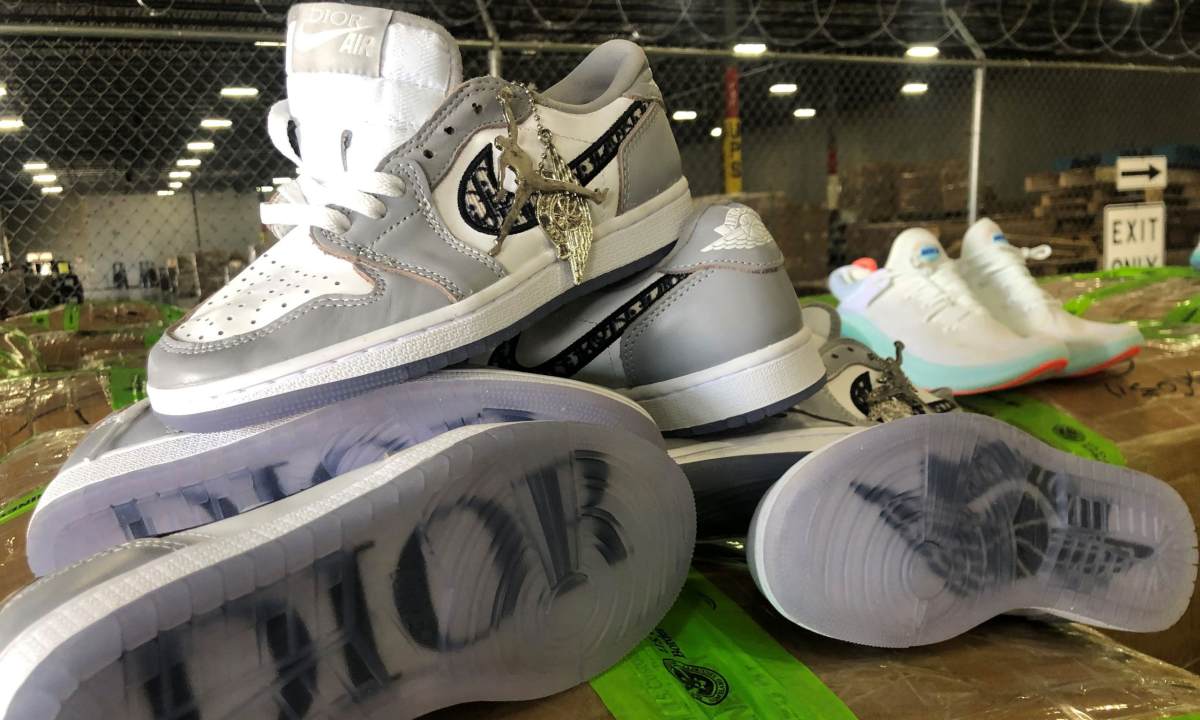美国警方查获 1,800 双 Air Dior 假货