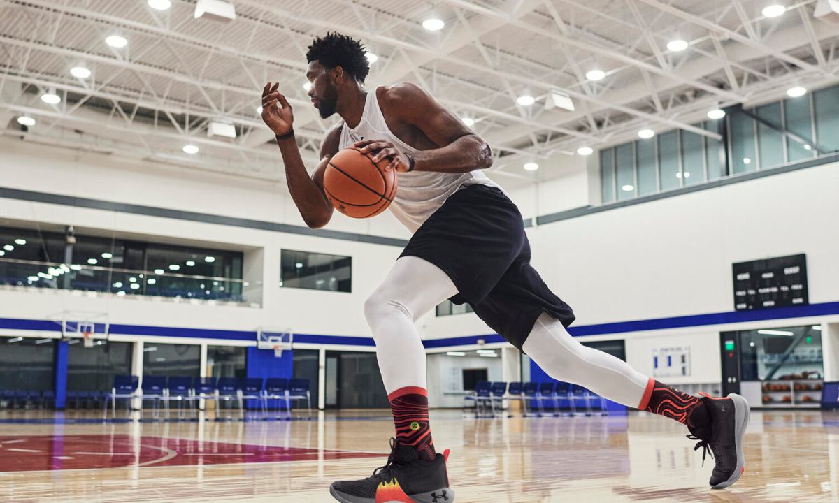 Under Armour 正式推出乔尔·恩比德签名鞋