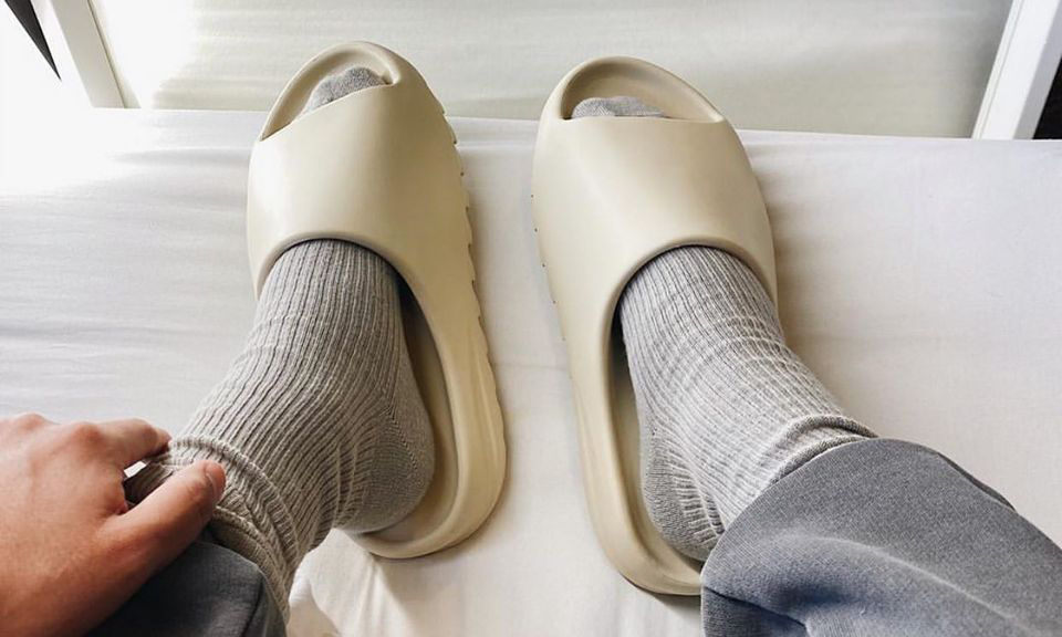 就因为好凹造型，YEEZY 拖鞋价格炒到好几倍？