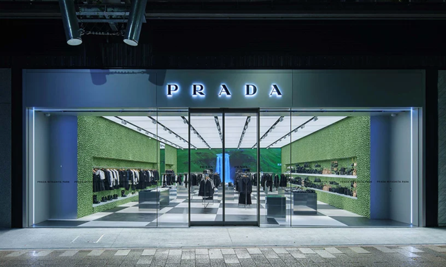 PRADA 在东京开设全新精品店