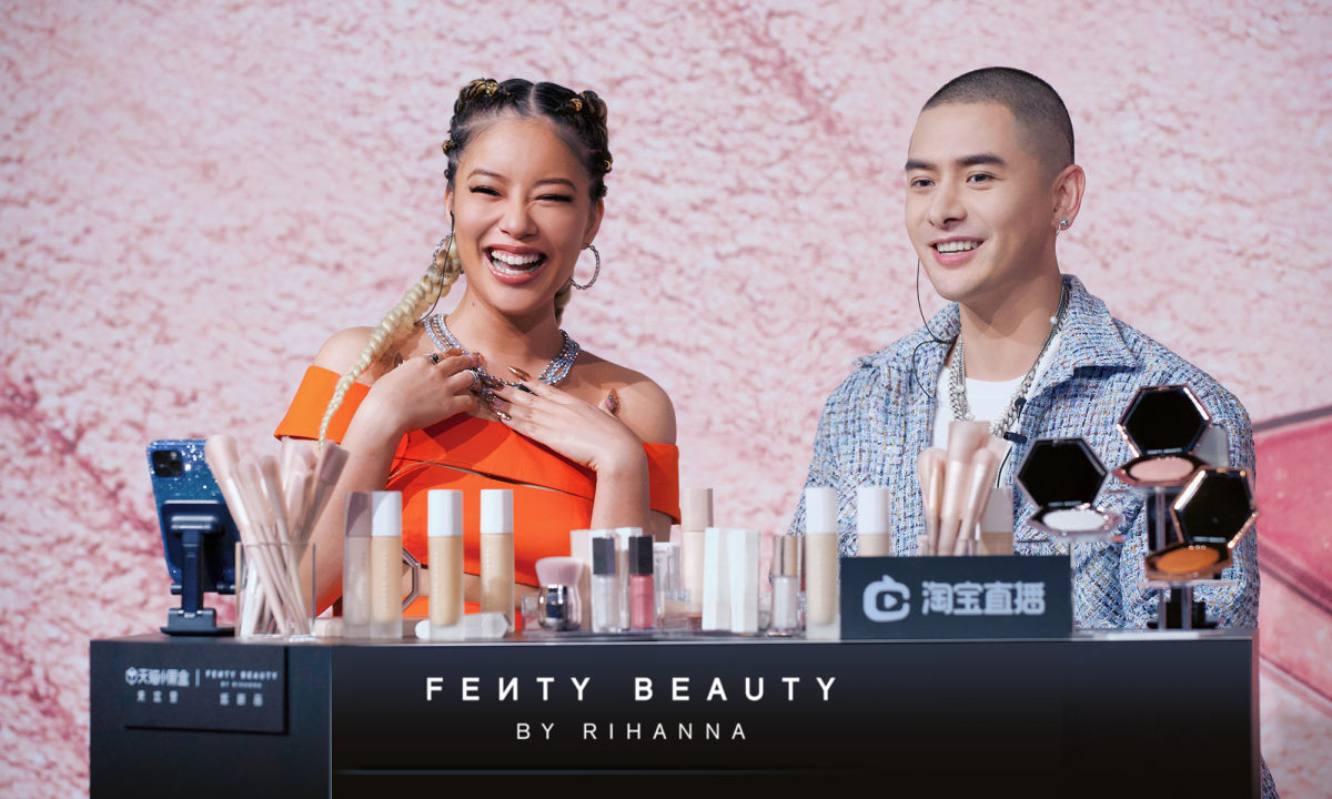 在线传授化妆技术，蕾哈娜亮相 Fenty Beauty 淘宝直播间