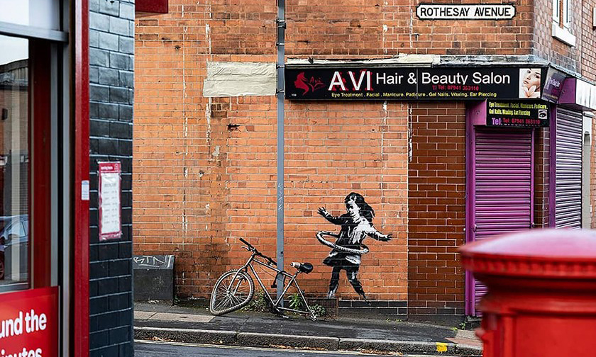 美容院老板称见证创作全过程，Banksy 最新作品亮相英国街头