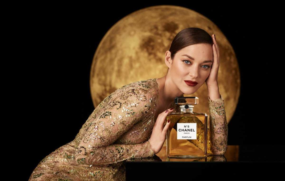 迎接 100 周年， CHANEL N°5 香水推出圣诞限定