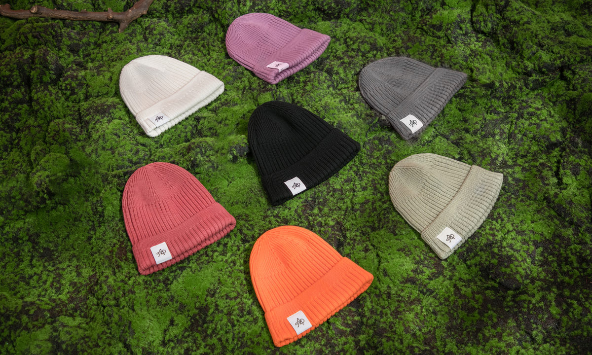 the MAD HATcher 释出「MONOGRAM」系列 PIN BEANIE 徽章装饰针织帽