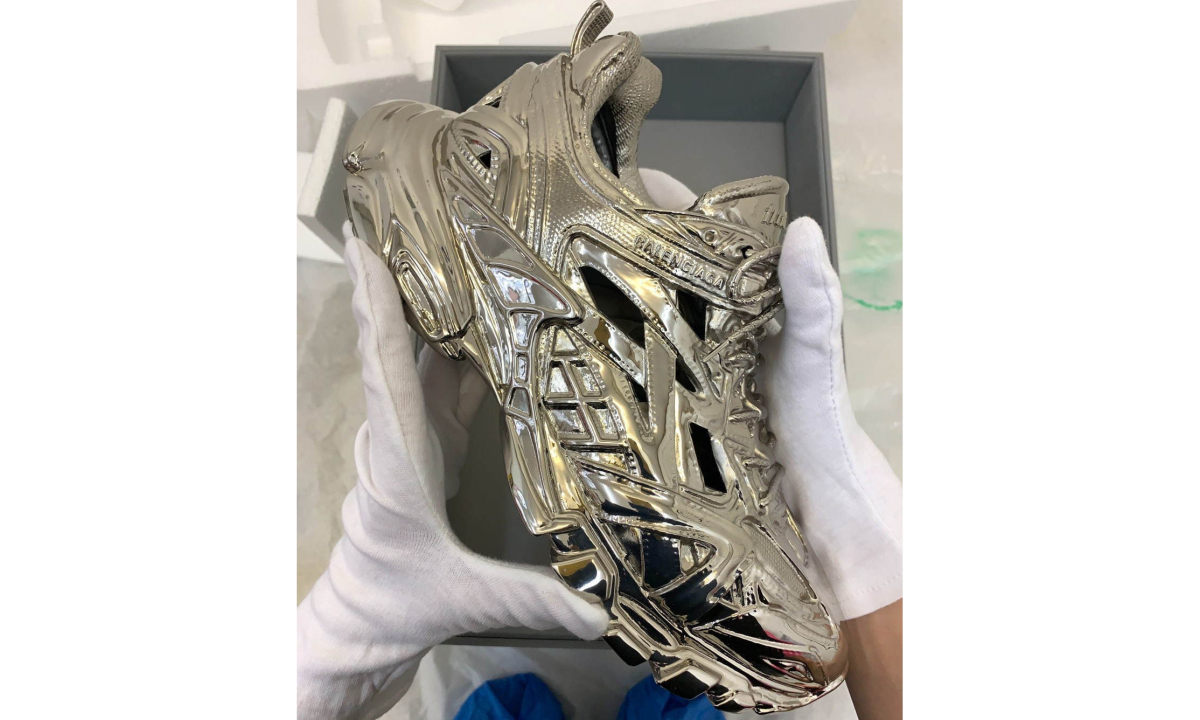 BALENCIAGA 推出限定款 Track.2 金属雕塑