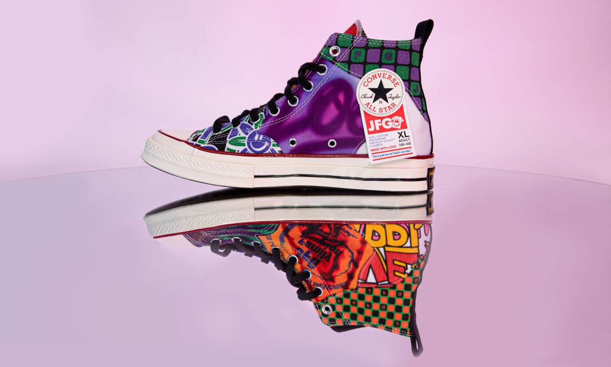 一双由 10 件 T 恤拼成的 Chuck 70