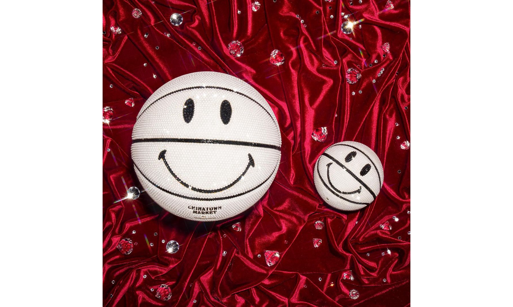Swarovski x CHINATOWN MARKET 合作款 Smiley Basketball 登场