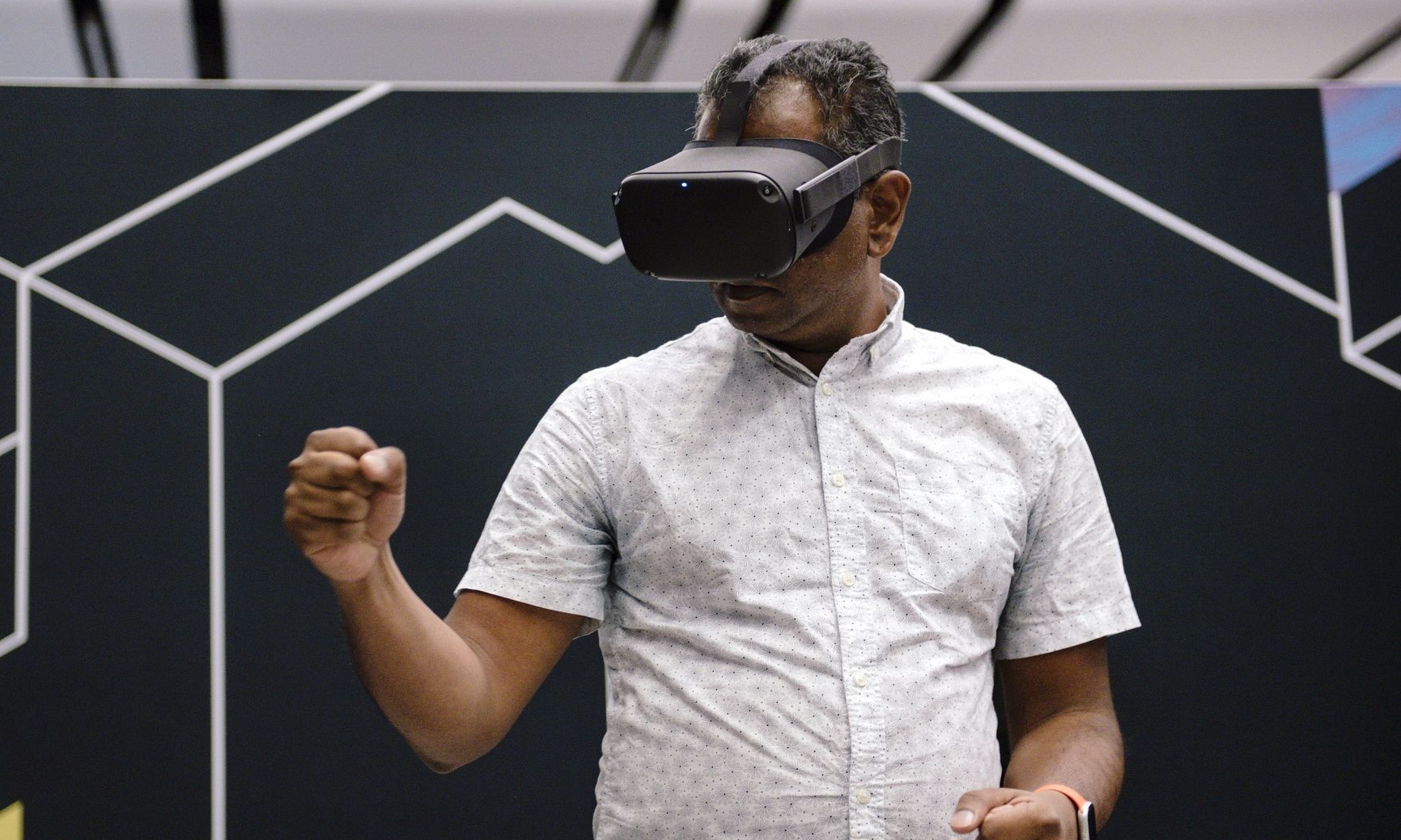 苹果的 VR 头戴设备或将可以装载有度数的镜片