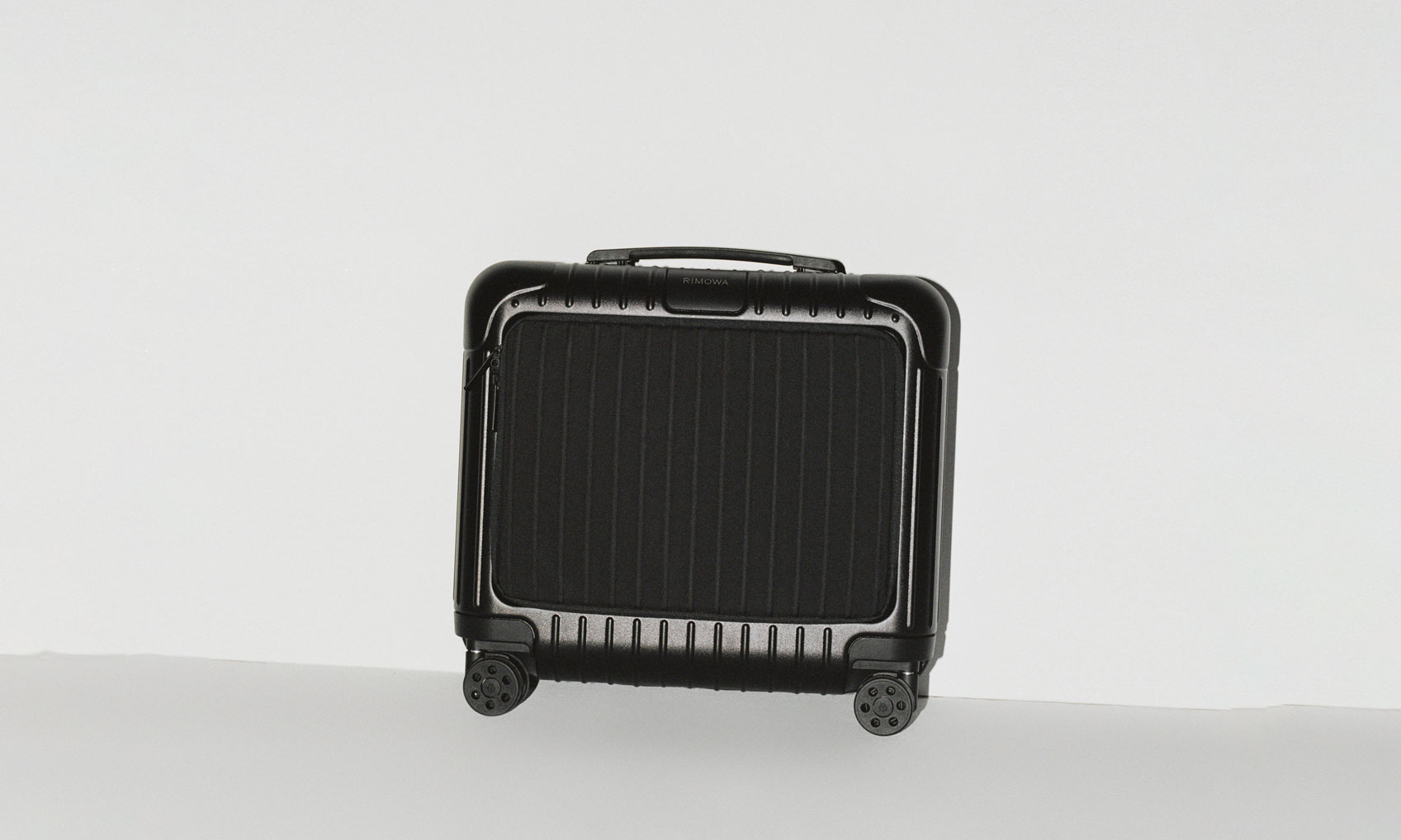 RIMOWA 推出全新款 Essential Sleeve 系列行李箱